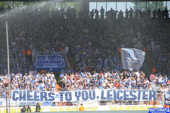 VfL Bochum Fans gratulieren befreundeten Leicester City Fans zur Meisterschaft.<br />    <button type=
