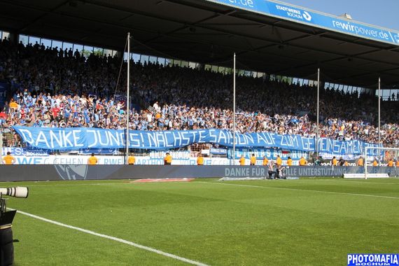 VfL Bochum Fans bedankten sich beim Team für die Saison.<br />    <button type=