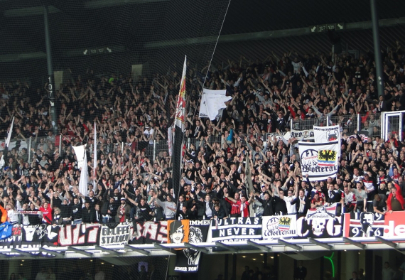 Am Samstag sollen SGE-Fans im Trikot nach Bremen fahren<br />    <button type=