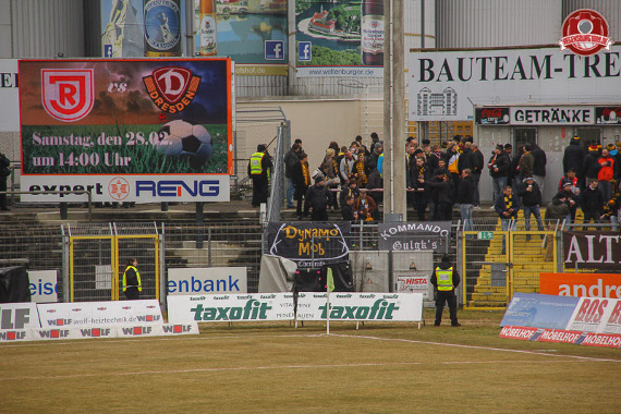 Der Dynamo Fan wurde am Eingang zum Gästeblock festgenommen<br />    <button type=