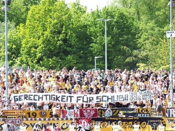 Auch Dynamo Dresden Fans forderten am Samstag Gerechtigkeit für Schubi.<br />    <button type=