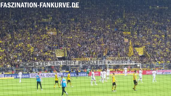 Das Spruchband gegen Schalke<br />    <button type=