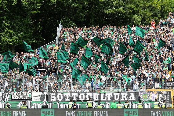 Borussia Mönchengladbach Fans in Darmstadt <br />    <button type=