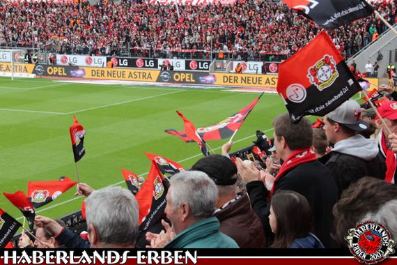 Die Sponsoren-Fahnen sorgten zur Absage einer großen Choreografie in der Nordkurve<br />    <button type=