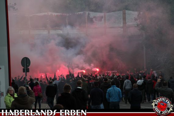 Vor dem Stadion wurde die erfolgreiche Saison gefeiert.<br />    <button type=