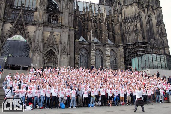 Mobfoto der Kölner Fanszene, bevor in Dortmund Pyro gezündet wurde<br />    <button type=