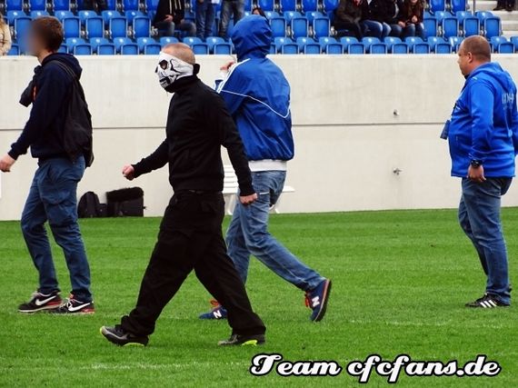 Platzturm der Stuttgarter Kickers Fans<br />    <button type=