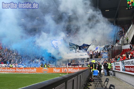 Pyroshow der Hertha BSC Fans<br />    <button type=