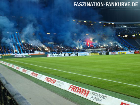 Pyroshow der Gästefans.<br />    <button type=