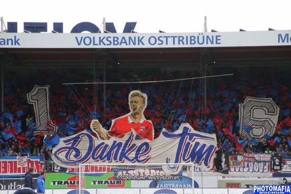 Die zweite Choreografie der Heidenheim Fans<br />Bild: Photomafia-Bochum.de”><figcaption>Die zweite Choreografie der Heidenheim Fans<br />Bild: Photomafia-Bochum.de</figcaption></figure>
<figure><img decoding=