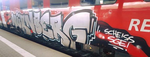 Nürnberg - Scheiß SGE Graffiti der Ultras Nürnberg auf einem Regionalexpress.<br />    <button type=