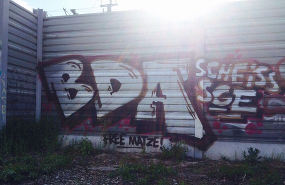 Banda di Amici - Scheiß SGE Graffit auf einer Schallschutzmauer.<br />    <button type=