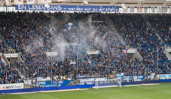 Hoffenheim Anhänger am Samstag beim Heimspiel gegen Schalke<br />    <button type=