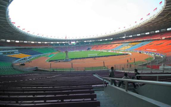 Persija Jakarta soll vor dem Gelora Bung Karno Stadion durch Polizisten verletzt worden sein<br />Bild: Groundhopping.de“><figcaption>Persija Jakarta soll vor dem Gelora Bung Karno Stadion durch Polizisten verletzt worden sein<br />Bild: Groundhopping.de</figcaption></figure>
            </div>

                    </article>

                <section class=