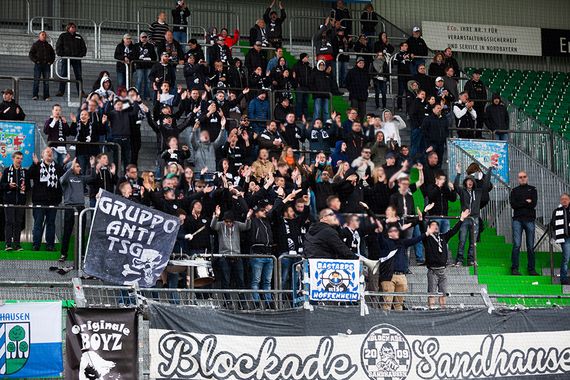 Sandhausen Fans mit Fahnen gegen Hoffenheim.<br />    <button type=