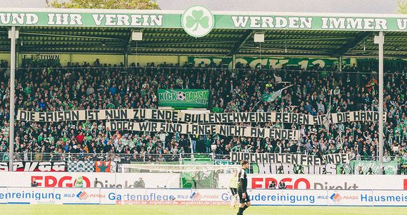 Spruchband in Block 12 <br />    <button type=