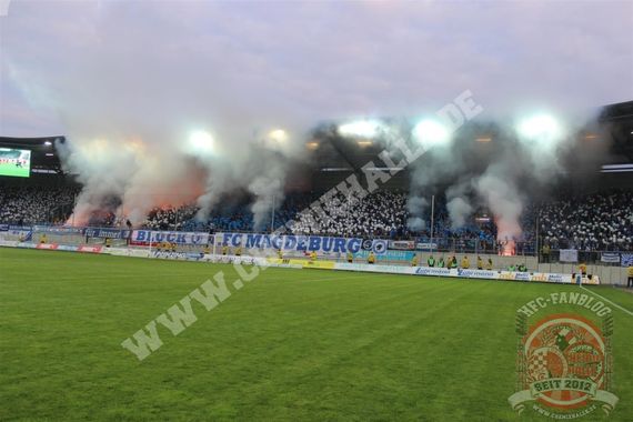 Die Pyro- und Luftballonaktion der FCM Fans<br />    <button type=