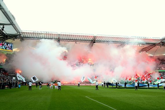 So sah die erste Pyroaktion des Tages aus.<br />Bild: legionisci.com“><figcaption>So sah die erste Pyroaktion des Tages aus.<br />Bild: legionisci.com</figcaption></figure>
<figure><img decoding=