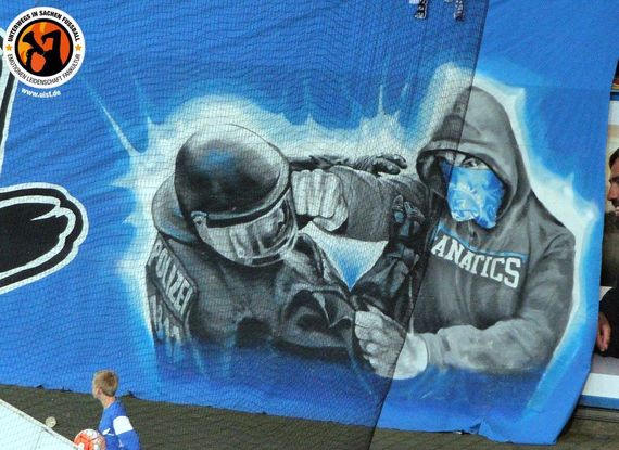 Das Feindbild Polizei scheint sich bei Hansa Rostock Fans weiter zu verschärfen<br />    <button type=