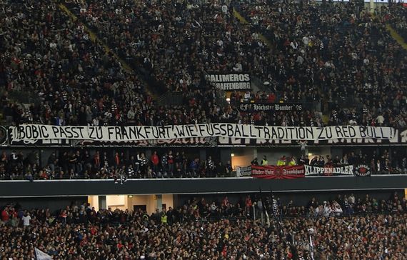 Plakate gegen Bobic in der Nordwestkurve<br />    <button type=