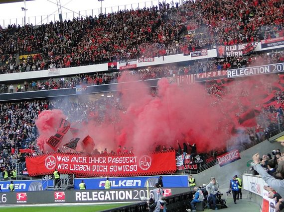 Pyroaktion der Nürnberger Fans vor Anpfiff.<br />    <button type=
