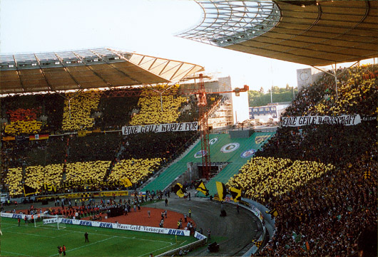 Alemannia Aachen Fans beim Pokalfinale 2004.<br />    <button type=