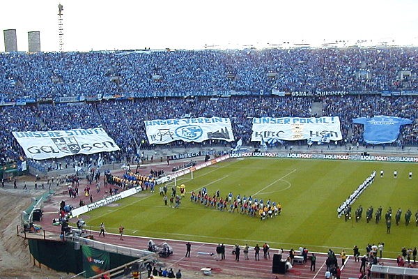  FC Schalke 04 Fans beim Pokalfinale 2002. <br />    <button type=