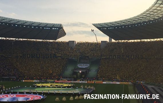 Das Fahnenmeer der BVB-Fans vor Anpfiff<br />    <button type=