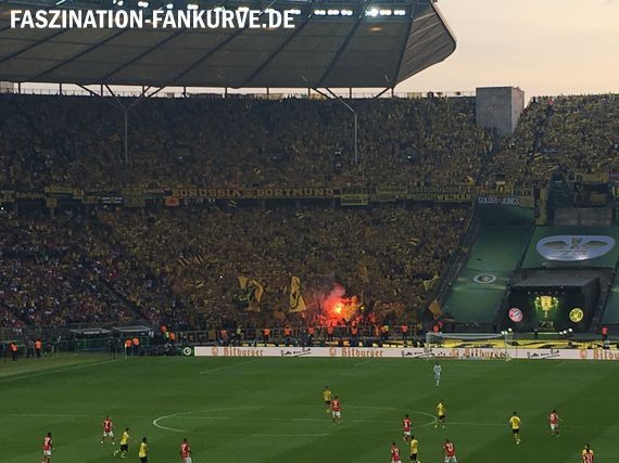 Bengalo der BVB-Fans in der 1. Halbzeit.<br />    <button type=