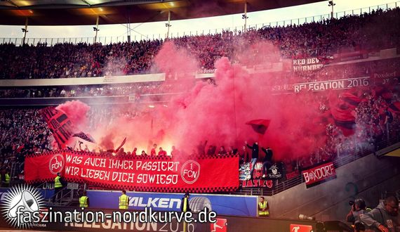 Auch die FCN-Fans zündeten in Frankfurt.<br />    <button type=