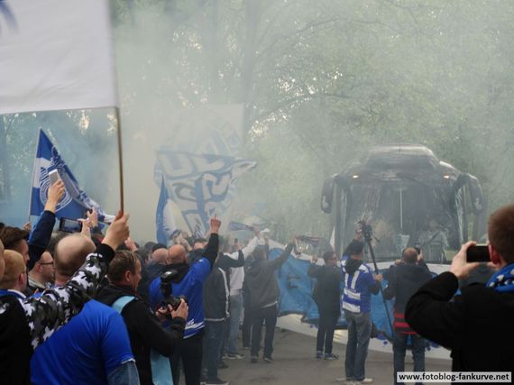 MSV Duisburg Fans empfangen den Mannschaftsbus am Wedaustadion<br />    <button type=