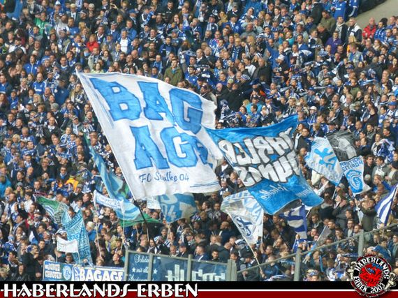 Zwei Schalke Fans, die im Lokal der Hugos waren, klagen nun gegen die Polizei Gelsenkirchen<br />    <button type=