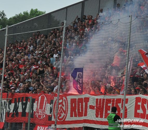 Pyro auf der Westtribüne.<br />    <button type=