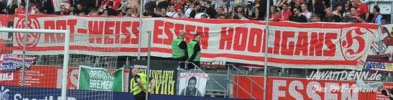 Rot-Weiss Essen Hooligans Fahne auf der Westtribüne<br />    <button type=