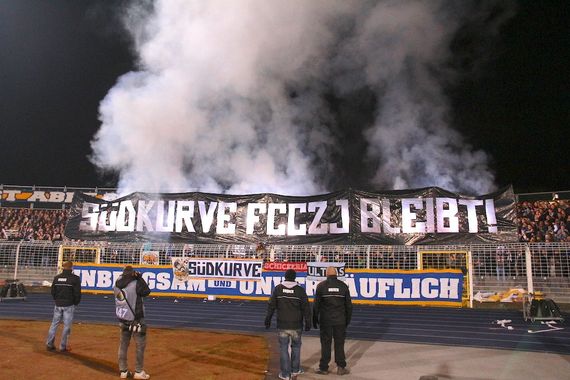 Südkurve Bleibt! Forderung in der Südkurve im Ernst-Abbe-Sportfeld.<br />    <button type=