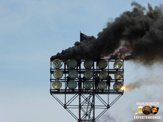 Auch der Polizeichef soll auf den Flutlichmast geklettert sein.<br />Bild: Würzburger Expertenrunde“><figcaption>Auch der Polizeichef soll auf den Flutlichmast geklettert sein.<br />Bild: Würzburger Expertenrunde</figcaption></figure>
<figure><img decoding=