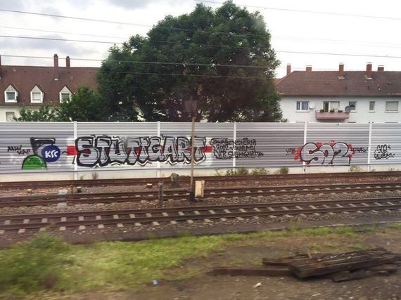 Stuttgarter Graffiti am Karlsruher Hauptbahnhof<br />    <button type=