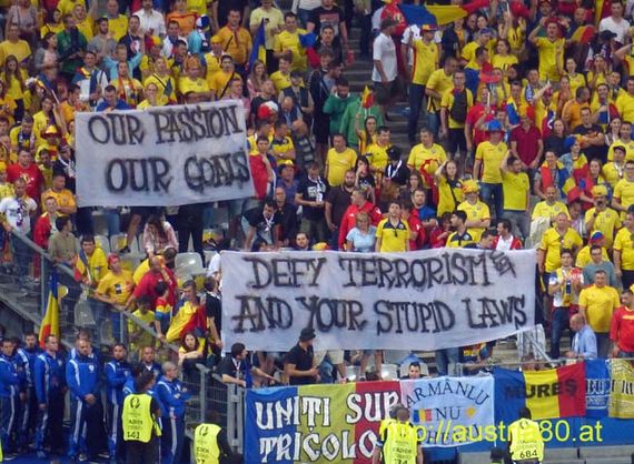 Das Spruchband gegen Terror und Gesetzgebung der Rumänen.<br />Bild: Austria80.at“><figcaption>Das Spruchband gegen Terror und Gesetzgebung der Rumänen.<br />Bild: Austria80.at</figcaption></figure>
            </div>

                    </article>

                <section class=