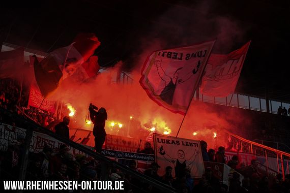 Die Pyroshow Mainzer Fans in Hoffenheim.<br />Bild: Rheinhessen-on-tour.de”><figcaption>Die Pyroshow Mainzer Fans in Hoffenheim.<br />Bild: Rheinhessen-on-tour.de</figcaption></figure>
<figure><img decoding=