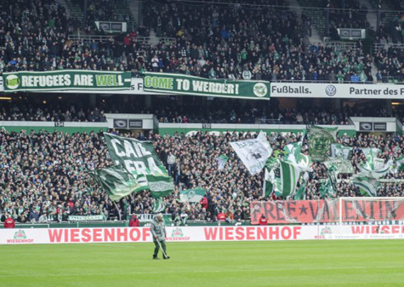 Das Fanprojekt und Teile der Fanszene in Bremen engagieren sich für Flüchtlinge<br />Bild: Rheinhessen-on-tour.de”><figcaption>Das Fanprojekt und Teile der Fanszene in Bremen engagieren sich für Flüchtlinge<br />Bild: Rheinhessen-on-tour.de</figcaption></figure>                </div>
                
                <!-- 5) Stellungnahme: rote Überschrift (wie alte Site), Fließtext nur im Kasten #F4F4F4 -->
                
                <!-- 6) Werbung 2 -->
                <div class=