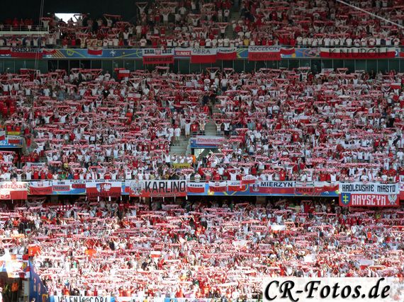 Die polnischen Fans in Nizza.<br />Bild: CR-Fotos.de / Claude Rapp“><figcaption>Die polnischen Fans in Nizza.<br />Bild: CR-Fotos.de / Claude Rapp</figcaption></figure>
            </div>

                    </article>

                <section class=