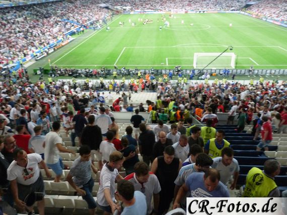 Die Vorfälle im Stadion.<br />Bild: CR-Fotos.de / Claude Rapp“><figcaption>Die Vorfälle im Stadion.<br />Bild: CR-Fotos.de / Claude Rapp</figcaption></figure>
            </div>

                    </article>

                <section class=