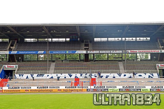 Großes neues Wildparkstadion Graffiti auf der Gegengerade im Wildparkstadion<br />Bild: ULTRA1894.de”><figcaption>Großes neues Wildparkstadion Graffiti auf der Gegengerade im Wildparkstadion<br />Bild: ULTRA1894.de</figcaption></figure>
<figure><img decoding=