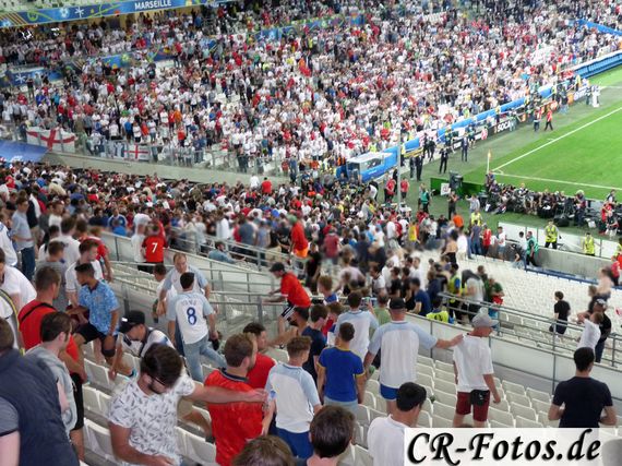 Massenpanik nach dem Angriff der russichen Hooligans.<br />Bild: CR-Fotos.de / Claude Rapp“><figcaption>Massenpanik nach dem Angriff der russichen Hooligans.<br />Bild: CR-Fotos.de / Claude Rapp</figcaption></figure>
<figure><img decoding=