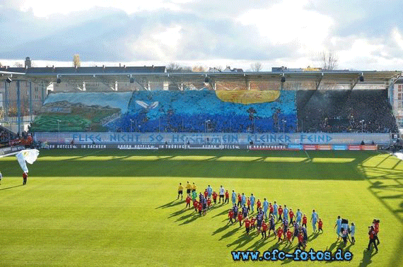 Der Verein sucht einen Namenssponsor für das Stadion an der Gellertstraße<br />Bild: cfc-fotos.de”><figcaption>Der Verein sucht einen Namenssponsor für das Stadion an der Gellertstraße<br />Bild: cfc-fotos.de</figcaption></figure>                </div>
                
                <!-- 5) Stellungnahme: rote Überschrift (wie alte Site), Fließtext nur im Kasten #F4F4F4 -->
                
                <!-- 6) Werbung 2 -->
                <div class=