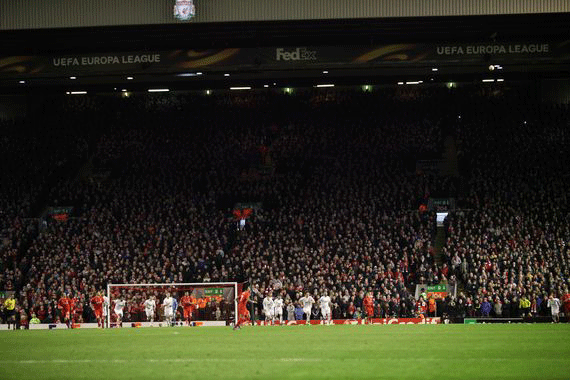 In der neuen Saison passen an der Anfield Road 54.000 Zuschauer ins Stadion<br />Bild: sport-in-augsburg.de“><figcaption>In der neuen Saison passen an der Anfield Road 54.000 Zuschauer ins Stadion<br />Bild: sport-in-augsburg.de</figcaption></figure>
            </div>

                    </article>

                <section class=