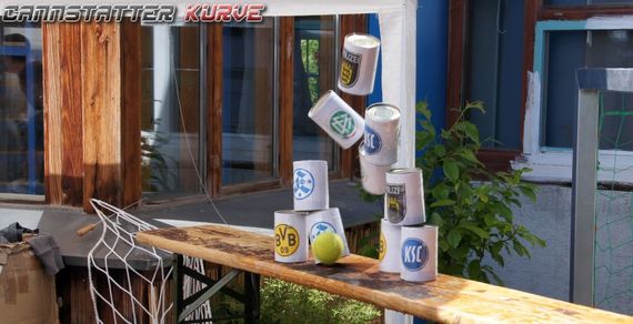 Dosenwerfen gegen KSC, SVK, BVB, DFB und Polizei<br />Bild: Cannstatter-Kurve.de”><figcaption>Dosenwerfen gegen KSC, SVK, BVB, DFB und Polizei<br />Bild: Cannstatter-Kurve.de</figcaption></figure>                </div>
                
                <!-- 5) Stellungnahme: rote Überschrift (wie alte Site), Fließtext nur im Kasten #F4F4F4 -->
                
                <!-- 6) Werbung 2 -->
                <div class=