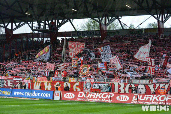 Der Gästeblock beim letzten Kölner Auftritt in der Alten Försterei 2014<br />Bild: wh96.de”><figcaption>Der Gästeblock beim letzten Kölner Auftritt in der Alten Försterei 2014<br />Bild: wh96.de</figcaption></figure>                </div>
                
                <!-- 5) Stellungnahme: rote Überschrift (wie alte Site), Fließtext nur im Kasten #F4F4F4 -->
                
                <!-- 6) Werbung 2 -->
                <div class=