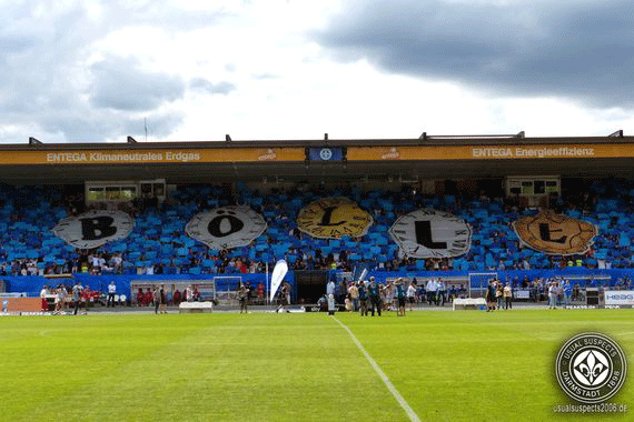 Choreo der Lilienfans beim Heimspiel gegen Hannover 96<br />Bild: Usual Suspects”><figcaption>Choreo der Lilienfans beim Heimspiel gegen Hannover 96<br />Bild: Usual Suspects</figcaption></figure>                </div>
                
                <!-- 5) Stellungnahme: rote Überschrift (wie alte Site), Fließtext nur im Kasten #F4F4F4 -->
                
                <!-- 6) Werbung 2 -->
                <div class=
