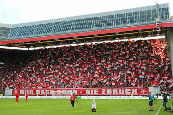 Im Fritz-Walter-Stadion wird die neue 2. Ligasaison eröffnet<br />Bild: www.der-betze-brennt.de”><figcaption>Im Fritz-Walter-Stadion wird die neue 2. Ligasaison eröffnet<br />Bild: www.der-betze-brennt.de</figcaption></figure>
<figure><img decoding=